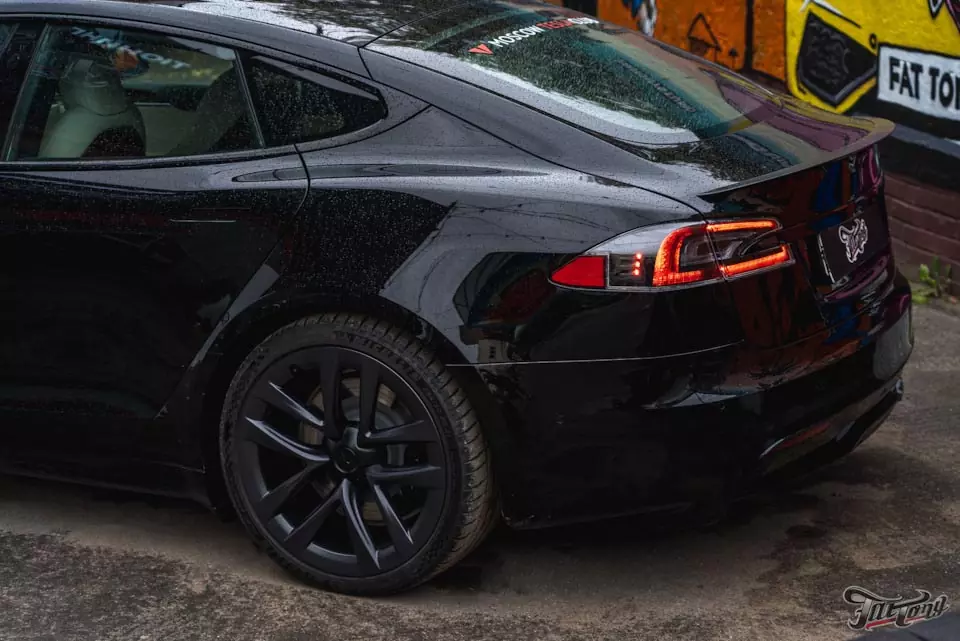 Tesla Model S PLAID. Оклейка кузова в глянцевый полиуретан!